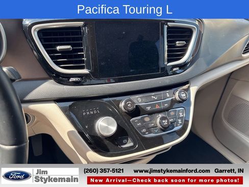 Used 2017 Chrysler Pacifica Touring-L FWD image 9