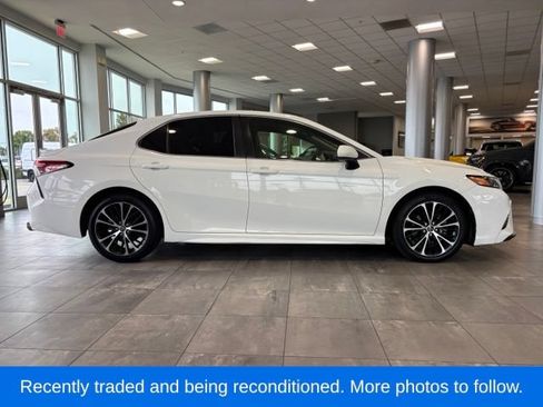 Used 2018 Toyota Camry SE FWD image 2