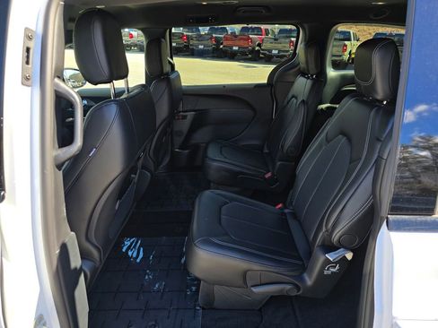 New 2026 Chrysler Pacifica Select FWD image 10