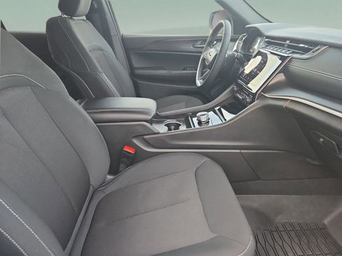 Used 2025 Jeep Grand Cherokee Laredo X image 27