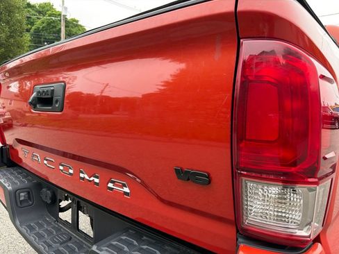 Used 2017 Toyota Tacoma TRD Sport w/ Tow Package (A/T) AWD/4WD image 9