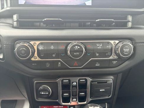 Certified 2025 Jeep Wrangler Unlimited Rubicon w/ Convenience Group AWD/4WD image 23