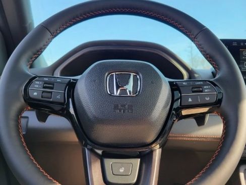Used 2025 Honda Pilot TrailSport image 20