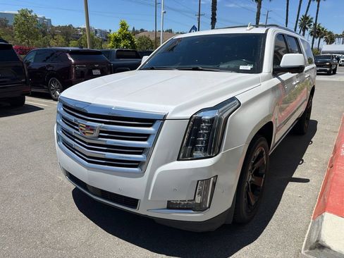 Used 2020 Cadillac Escalade ESV Platinum AWD/4WD image 2