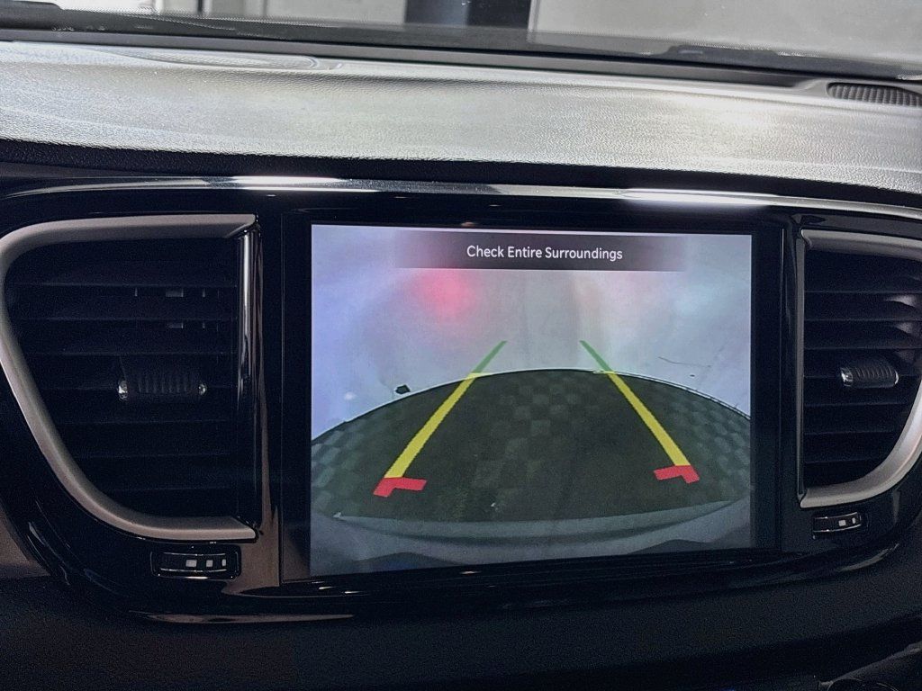 Used 2023 Chrysler Pacifica Touring-L FWD image 16