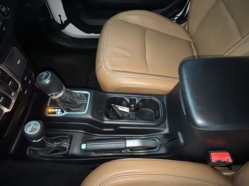 Used 2018 Jeep Wrangler Unlimited Sahara image 24