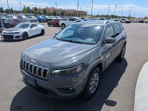 Used 2019 Jeep Cherokee Latitude Plus w/ Cold Weather Group AWD/4WD image 8