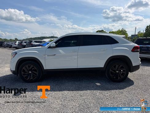 Used 2023 Volkswagen Atlas Cross Sport SE w/ Panoramic Sunroof Package FWD image 2