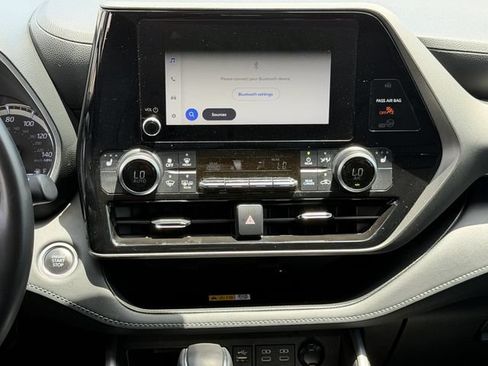 Certified 2024 Toyota Highlander XLE FWD image 17