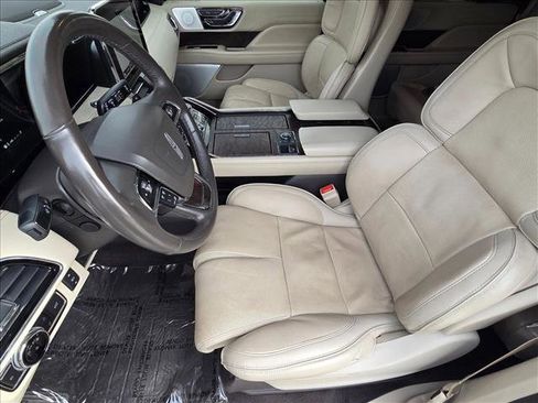 Used 2019 Lincoln Navigator Reserve image 16