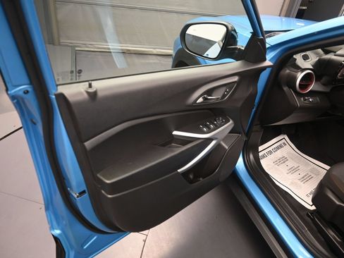 Used 2025 Chevrolet Trax RS w/ Sunroof Package FWD image 15