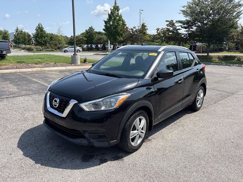 Used 2019 Nissan Kicks S FWD image 3