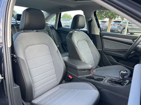 Used 2025 Volkswagen Jetta SE w/ Sunroof Package image 45