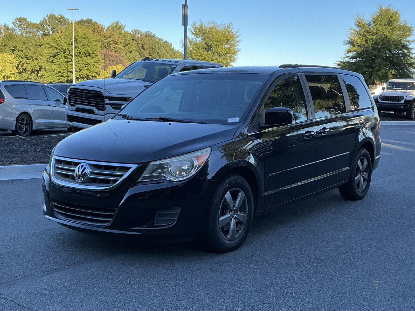 Used 2011 Volkswagen Routan SE FWD image 9