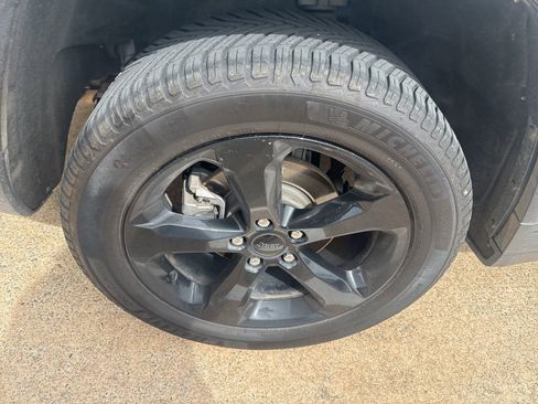 Used 2023 Jeep Grand Cherokee Altitude AWD/4WD image 8