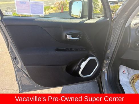 Used 2019 Jeep Renegade Latitude FWD image 10