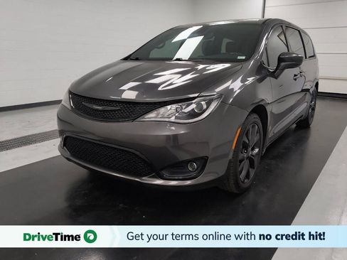 Used 2020 Chrysler Pacifica Touring w/ S Appearance Package FWD image 1