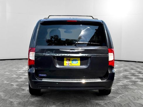 Used 2014 Chrysler Town & Country Touring-L w/ Driver Convenience Group image 6