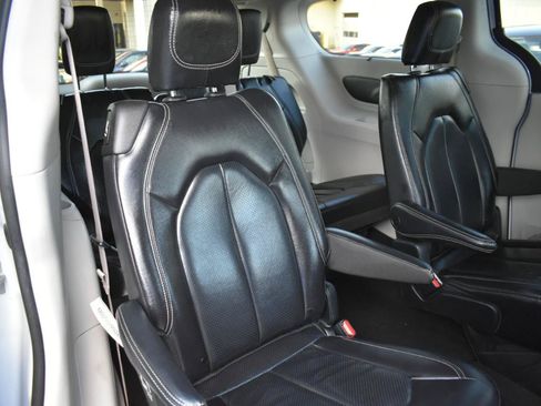Used 2022 Chrysler Pacifica Touring-L FWD image 29