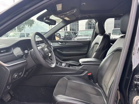 Used 2023 Jeep Grand Cherokee Altitude AWD/4WD image 10