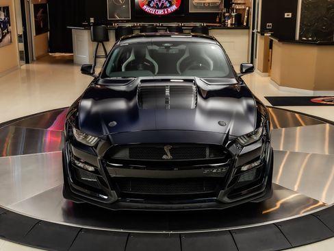 Used 2021 Ford Mustang Shelby GT500 w/ Carbon Fiber Track Pack RWD image 7