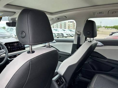 New 2026 Volkswagen Taos SE FWD image 23