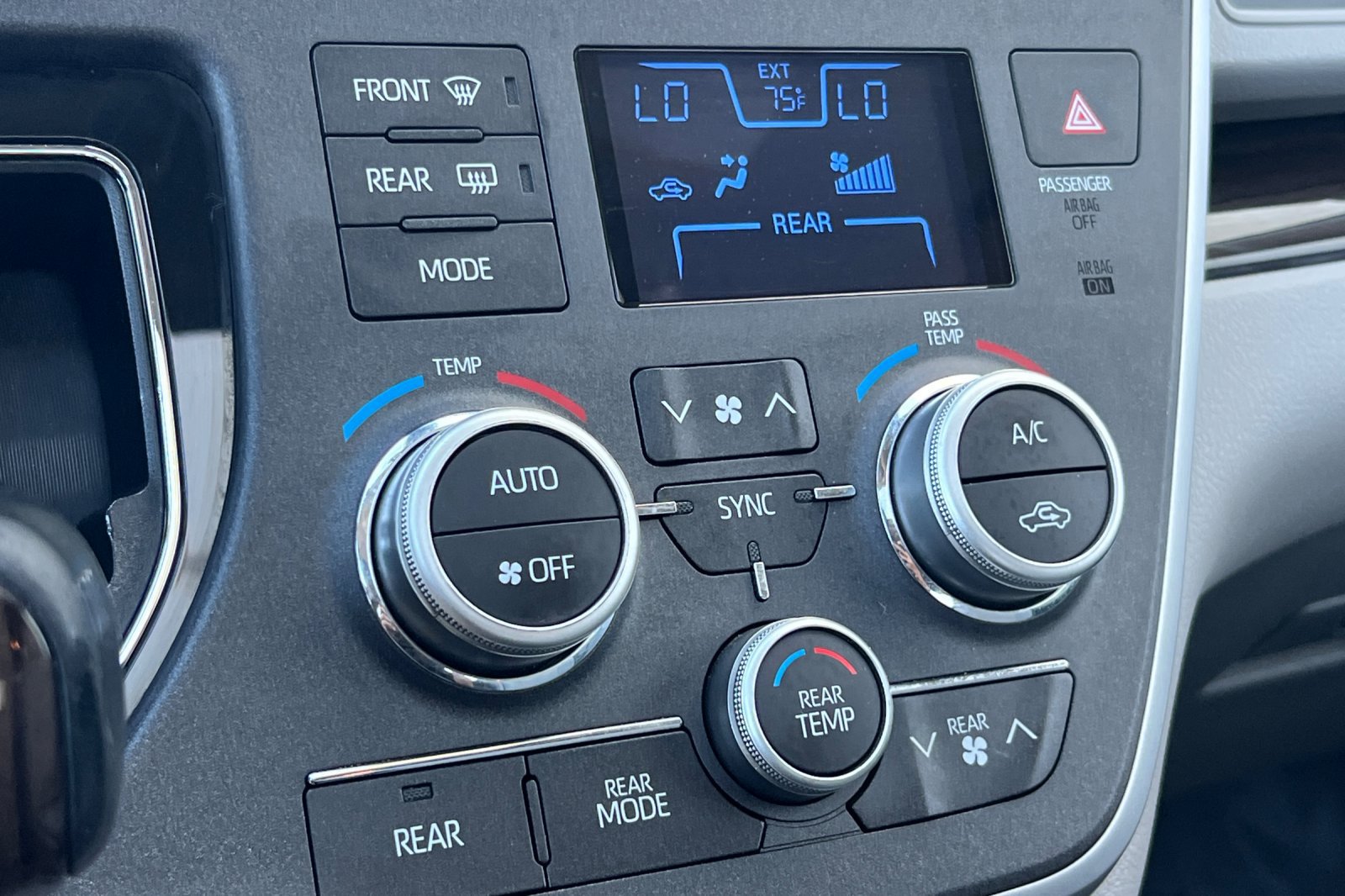 Used 2020 Toyota Sienna XLE FWD image 24