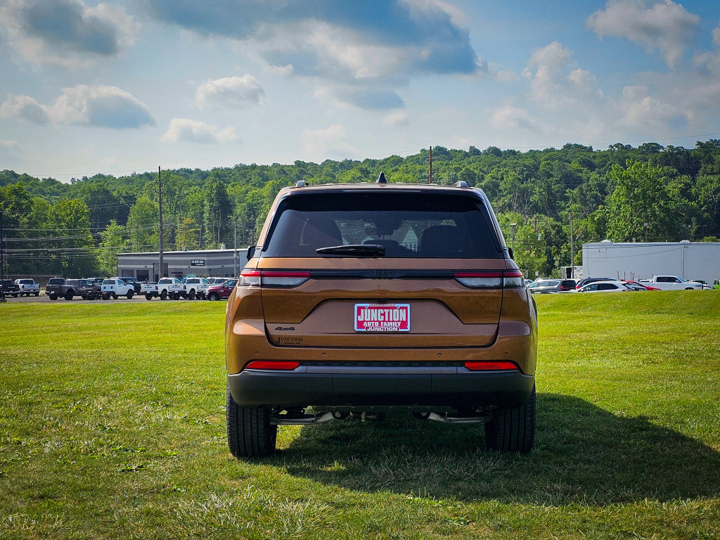 New 2026 Jeep Grand Cherokee Limited w/ Limited Altitude Package AWD/4WD image 4