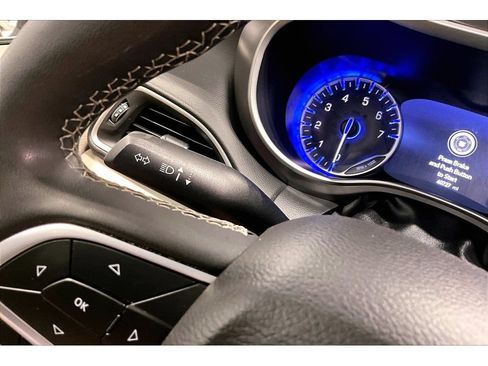 Used 2024 Chrysler Pacifica Touring-L FWD image 19
