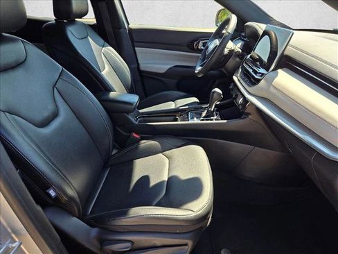 Used 2025 Jeep Compass Limited image 19