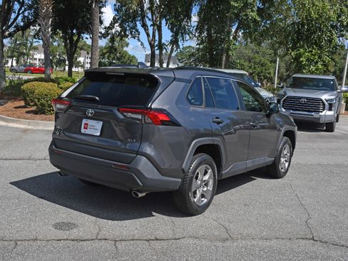 Used 2022 Toyota RAV4 XLE FWD image 4