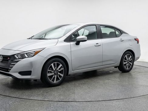 Used 2025 Nissan Versa SV image 3