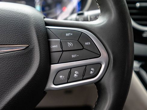 Used 2023 Chrysler Pacifica Touring-L FWD image 17