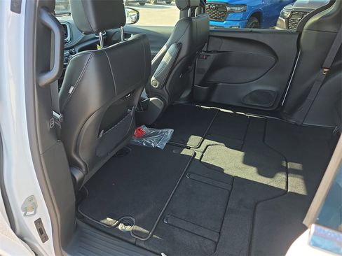New 2026 Chrysler Pacifica Select image 31