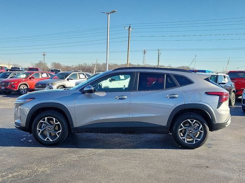 Used 2025 Chevrolet Trax LT w/ LT Convenience Package image 3