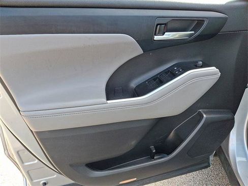 Certified 2022 Toyota Highlander XLE image 12