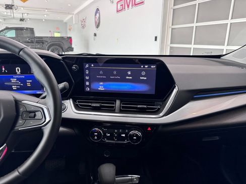 Certified 2025 Chevrolet Trax LT w/ Driver Confidence Package FWD image 17