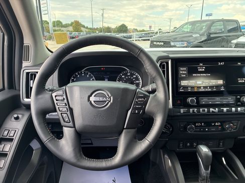 Used 2025 Nissan Frontier SV w/ SV Convenience Package image 14