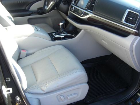 Used 2014 Toyota Highlander Limited image 21