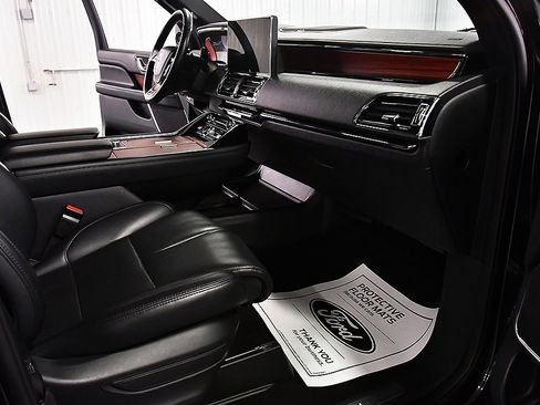 Used 2024 Lincoln Navigator Premiere image 28