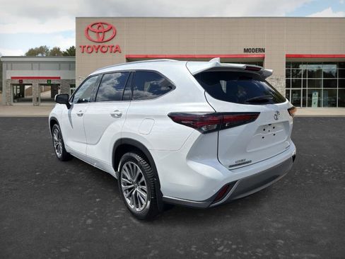 Certified 2025 Toyota Highlander Limited AWD/4WD image 6