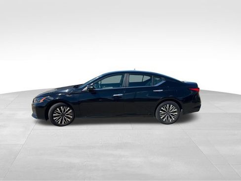 Used 2024 Nissan Altima 2.5 SV FWD image 3
