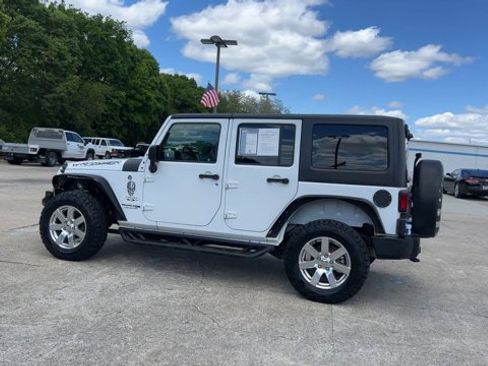 Used 2018 Jeep Wrangler Unlimited Sahara w/ Connectivity Group AWD/4WD image 6