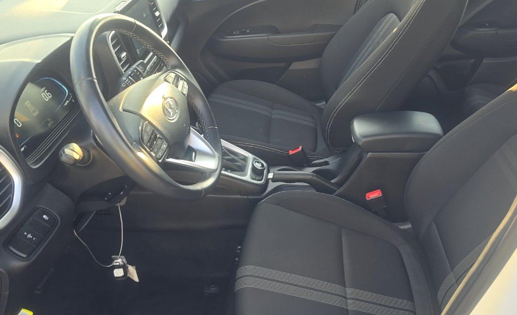 Used 2025 Hyundai Venue SEL FWD image 6