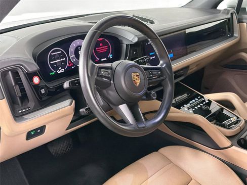 Certified 2024 Porsche Cayenne w/ Premium Package Plus (PFM) AWD/4WD image 4