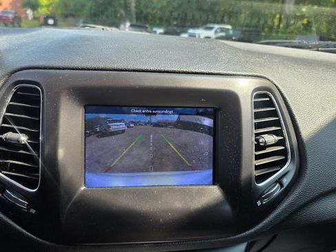 Used 2019 Jeep Compass Latitude FWD image 12