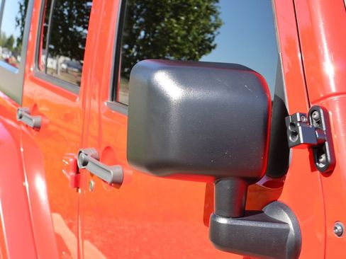 Used 2017 Jeep Wrangler Unlimited Sahara w/ Connectivity Group AWD/4WD image 7