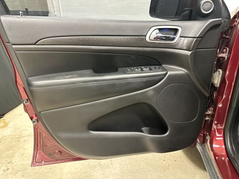 Used 2018 Jeep Grand Cherokee Laredo AWD/4WD image 14