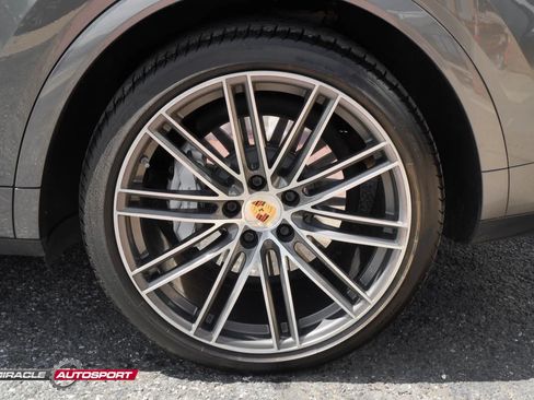 Used 2019 Porsche Cayenne Turbo w/ Premium Plus Package AWD/4WD image 12