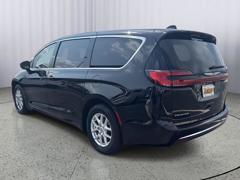 Used 2025 Chrysler Pacifica Select FWD image 3